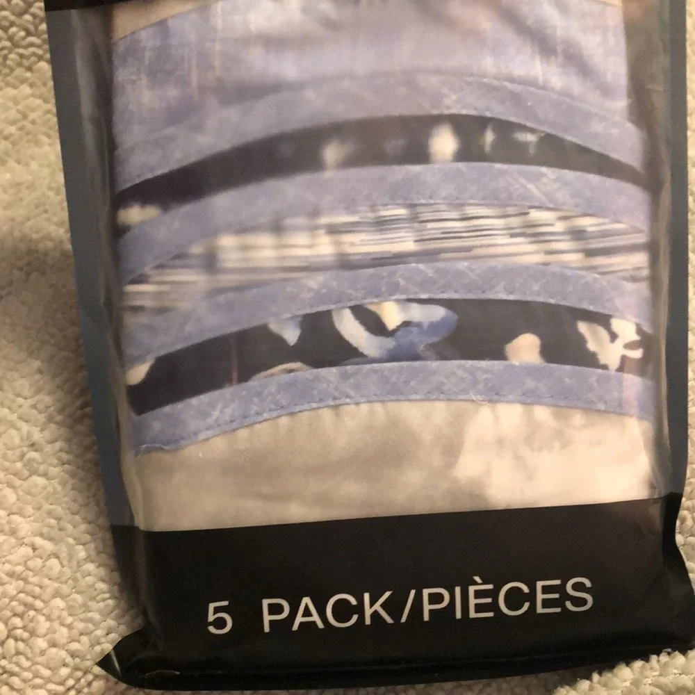 DKNY 5 pack face masks multi designs. Adjustable ear loops/nose piece. NWT